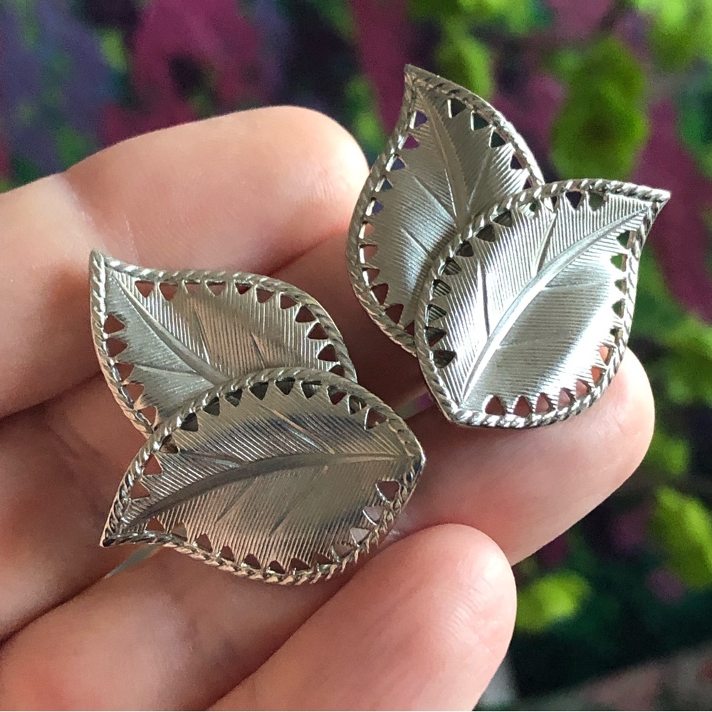 Vintage 80s silver overlapping leaves filigree clip on earrings